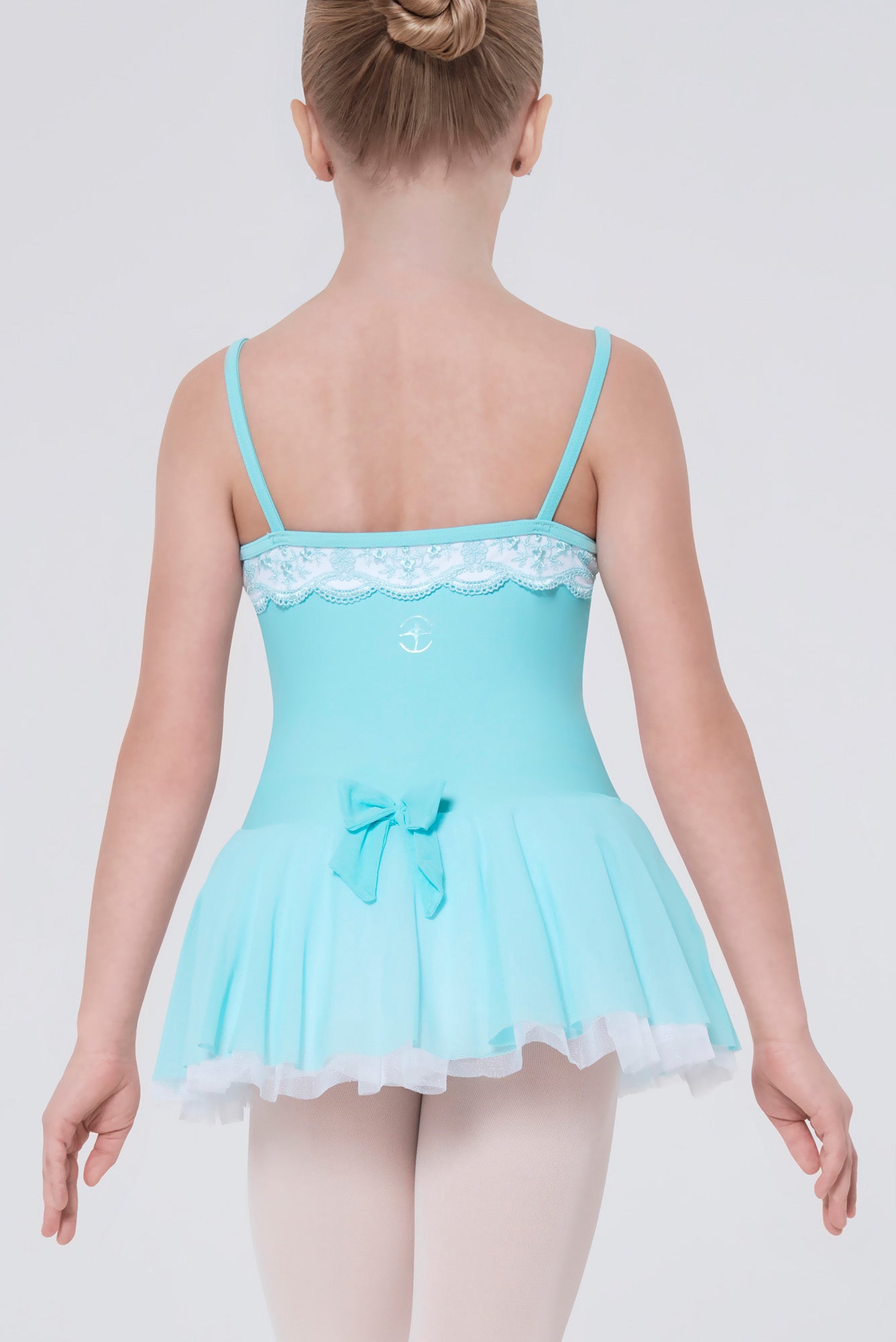 #couleur_pacific / white