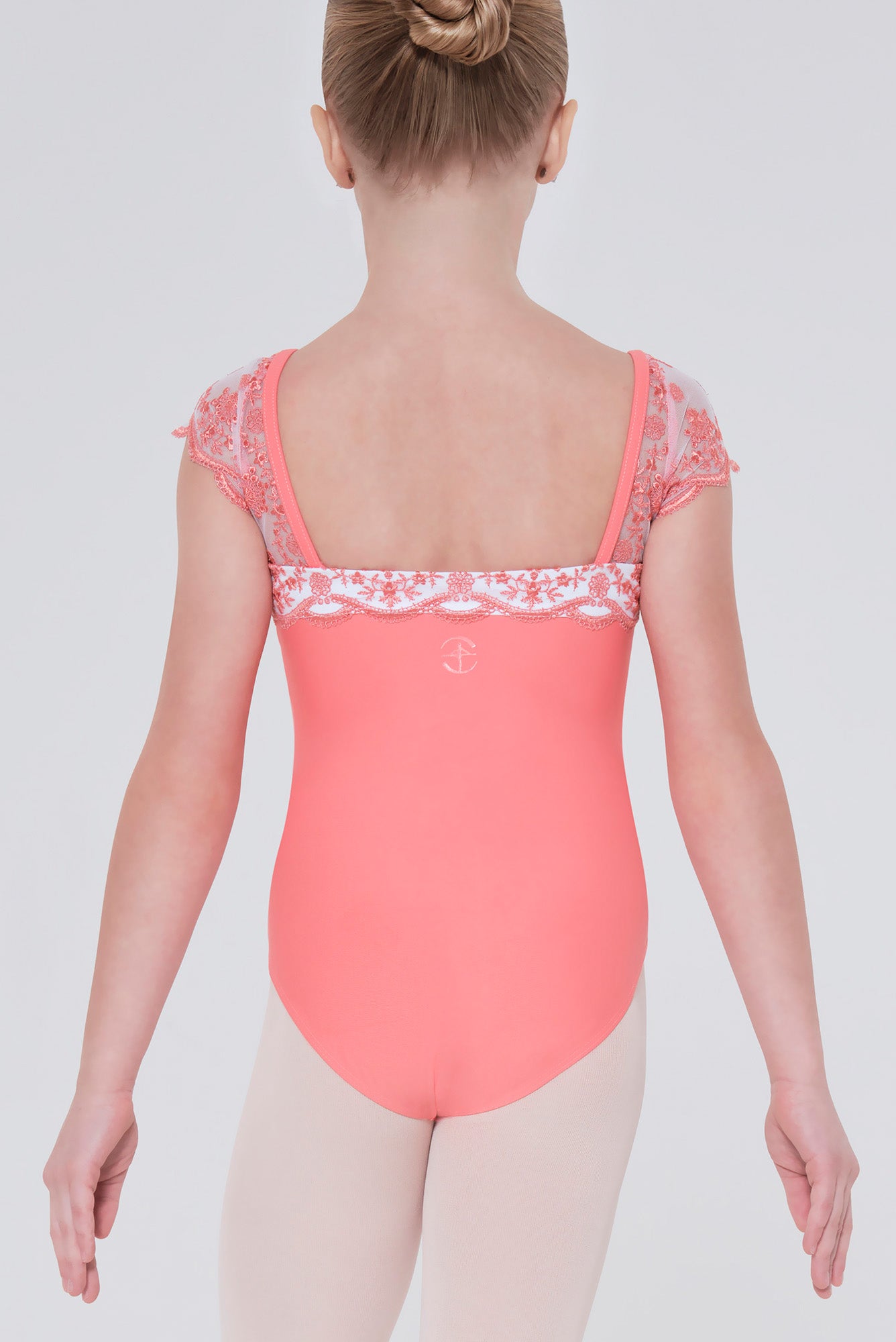 #couleur_coral / white